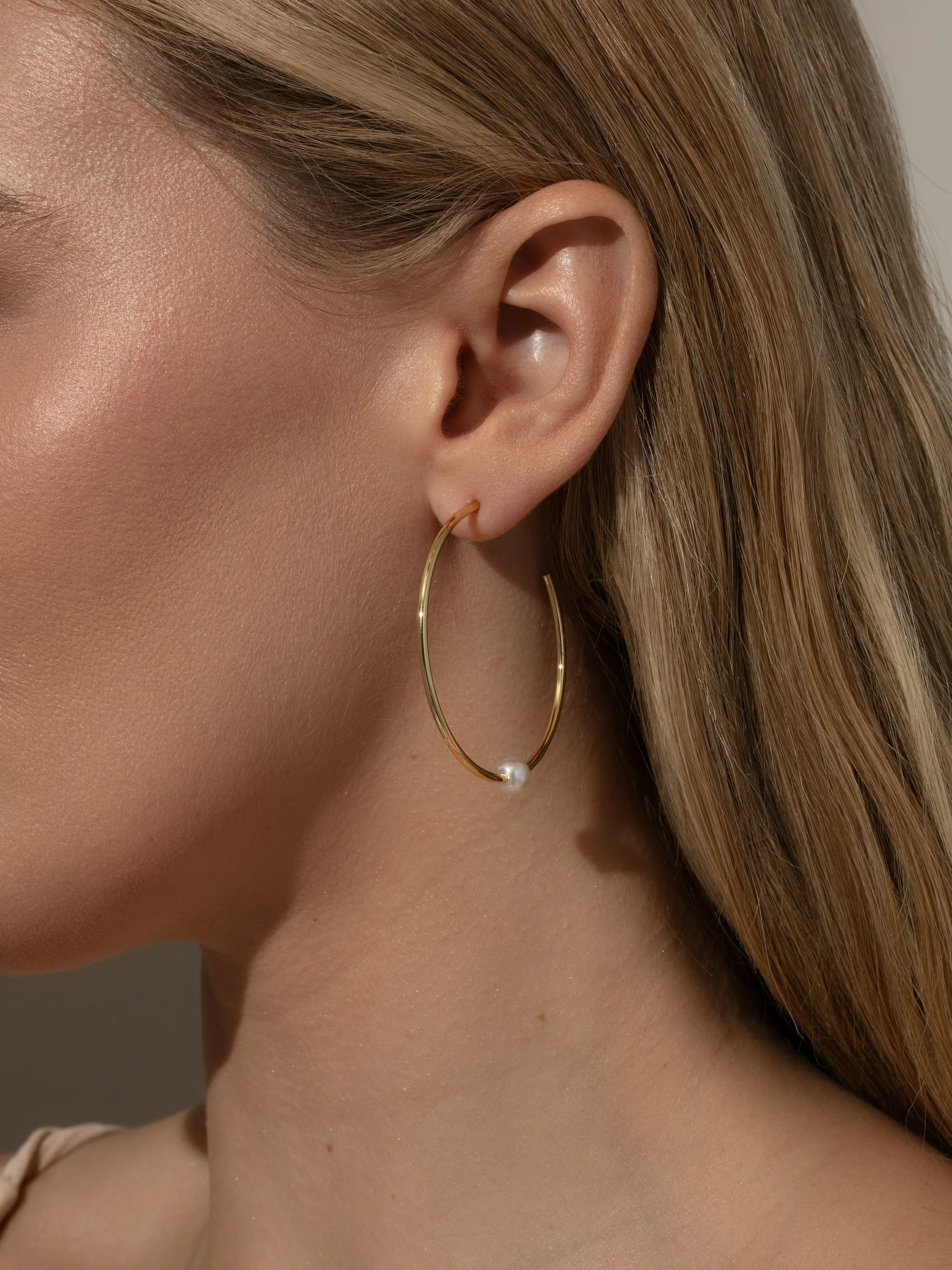 Grace Pearl Hoop Earrings - Image 4